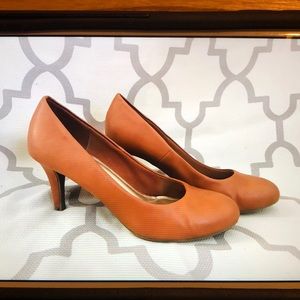 Camel brown heels, 7.5